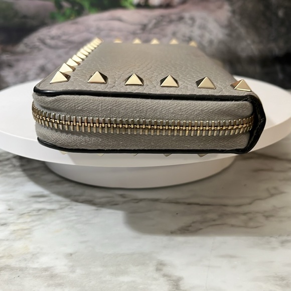VALENTINO GARAVANI ZIP LONG WALLET WITH SILVER STUDS. - Picture 8 of 17